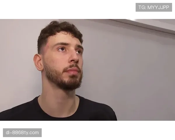 申京利用高位挡拆制造内线错位，拉开球队进攻空间提升效率